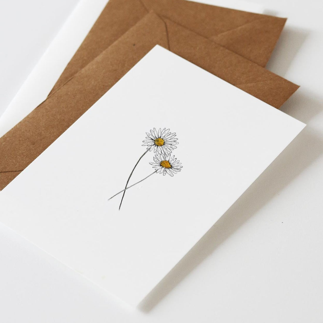 Postkarte Gänseblümchen von inkylines edel weiss